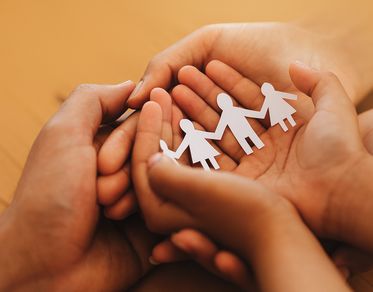 Con i Bambini, torna il bando “A braccia aperte” sostegno dei minori coinvolti in crimini domestici